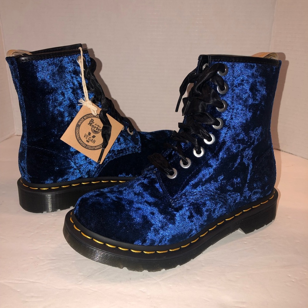 New Dr Martens Women’s Blue Velvet Vegan 1460 Combat Boots Shoes sz 6